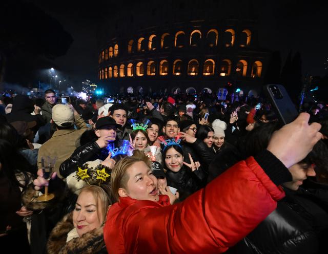 (260101) -- ROME, Jan. 1, 2026 (Xinhua) -- People take selfies to celebrate the New Year at the Colosseum in Rome, Italy, Jan. 1, 2026. (Photo by Alberto Lingria/Xinhua)