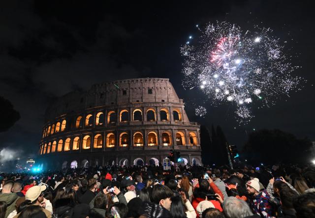 (260101) -- ROME, Jan. 1, 2026 (Xinhua) -- The New Year's fireworks are set off at the Colosseum in Rome, Italy, Jan. 1, 2026. (Photo by Alberto Lingria/Xinhua)