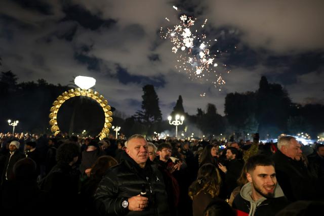 (260101) -- ROME, Jan. 1, 2026 (Xinhua) -- People watch the New Year's fireworks at the Pincian Hill in Rome, Italy, Jan. 1, 2026. (Xinhua/Li Jing)