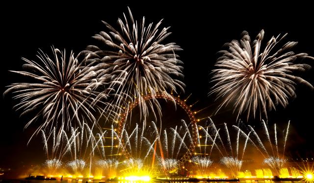 (260101) -- LONDON, Jan. 1, 2026 (Xinhua) -- Fireworks explode in front of the London Eye in celebration of the New Year in London, Britain, Jan. 1, 2026. (Xinhua/Li Ying)