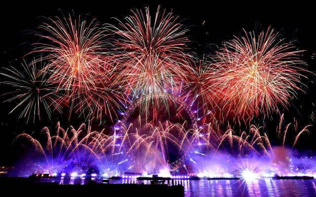 (260101) -- LONDON, Jan. 1, 2026 (Xinhua) -- Fireworks explode in front of the London Eye in celebration of the New Year in London, Britain, Jan. 1, 2026. (Xinhua/Li Ying)
