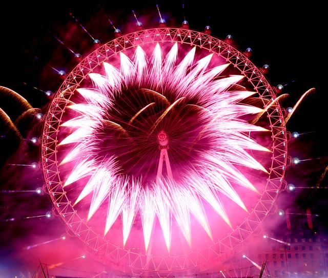 (260101) -- LONDON, Jan. 1, 2026 (Xinhua) -- Fireworks explode in front of the London Eye in celebration of the New Year in London, Britain, Jan. 1, 2026. (Xinhua/Li Ying)