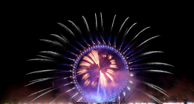 (260101) -- LONDON, Jan. 1, 2026 (Xinhua) -- Fireworks explode in front of the London Eye in celebration of the New Year in London, Britain, Jan. 1, 2026. (Xinhua/Li Ying)