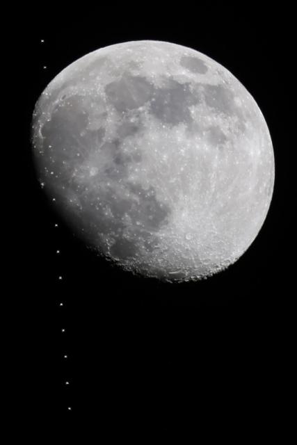(260101) -- BEIJING, Jan. 1, 2026 (Xinhua) -- A stacked composite photo taken on Dec. 31, 2025 in Beijing, China shows the Chinese space station passing in front of the Moon. (Photo by Wang Zicheng/Xinhua)