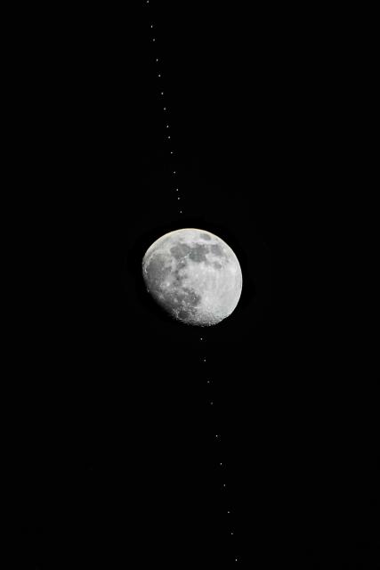 (260101) -- BEIJING, Jan. 1, 2026 (Xinhua) -- A stacked composite photo taken on Dec. 31, 2025 in Beijing, China shows the Chinese space station passing in front of the Moon. (Xinhua/Xing Guangli)