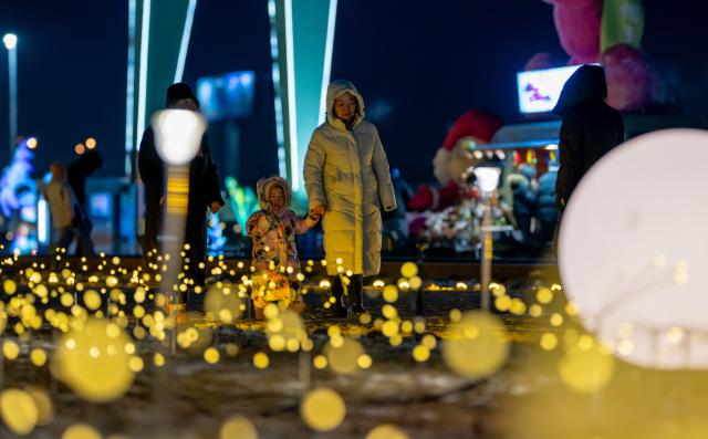 (260101) -- HOHHOT, Jan. 1, 2026 (Xinhua) -- Tourists visit an ice and snow festival at the Daheihe military cultural park in Hohhot, north China's Inner Mongolia Autonomous Region, Dec. 31, 2025.
  The event kicked off on Wednesday, attracting tourists to enjoy lanterns, ice sculptures and snacks. (Xinhua/Lian Zhen)