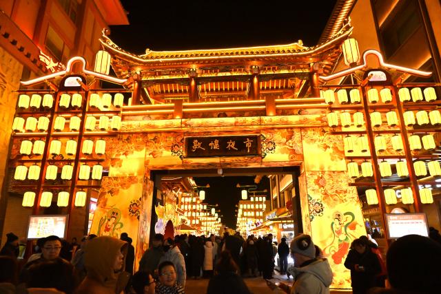 (260101) -- DUNHUANG, Jan. 1, 2026 (Xinhua) -- Tourists visit a lantern fair at a night market in Dunhuang, northwest China's Gansu Province, Dec. 31, 2025.
  The lantern fair kicked off here on Wednesday, attracting many tourists to experience the unique charm of Dunhuang. (Photo by Zhang Xiaoliang/Xinhua)