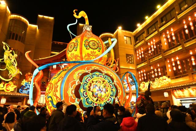 (260101) -- DUNHUANG, Jan. 1, 2026 (Xinhua) -- Tourists visit a lantern fair at a night market in Dunhuang, northwest China's Gansu Province, Dec. 31, 2025.
  The lantern fair kicked off here on Wednesday, attracting many tourists to experience the unique charm of Dunhuang. (Photo by Zhang Xiaoliang/Xinhua)