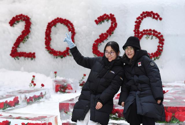 (260101) -- BEIJING, Jan. 1, 2026 (Xinhua) -- People pose for a photo at a scenic area in Pinggu District of Beijing, capital of China on Jan. 1, 2026. People across China celebrate the arrival of 2026 with a wide range of festivities on Thursday, the first day of the year. (Xinhua/Ren Chao)