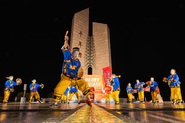 (260101) -- BEIJING, Jan. 1, 2026 (Xinhua) -- People perform the drum dance to ring in the New Year in Shitang Town of Wenling, east China's Zhejiang Province on Jan. 1, 2026. People across China celebrate the arrival of 2026 with a wide range of festivities on Thursday, the first day of the year. (Photo by Xu Weijie/Xinhua)