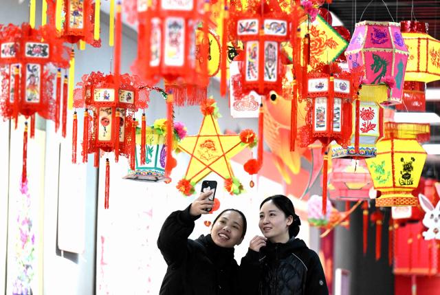 (260101) -- BEIJING, Jan. 1, 2026 (Xinhua) -- Visitors are pictured at an art gallery in Shijiazhuang, north China's Hebei Province on Jan. 1, 2026. People across China celebrate the arrival of 2026 with a wide range of festivities on Thursday, the first day of the year. (Photo by Chen Qibao/Xinhua)