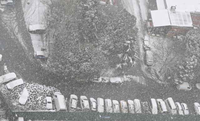 (260101) -- ISTANBUL, Jan. 1, 2026 (Xinhua) -- This photo taken on Jan. 1, 2026 shows the view of a street in snow in Istanbul, Türkiye. (Xinhua/Liu Lei)