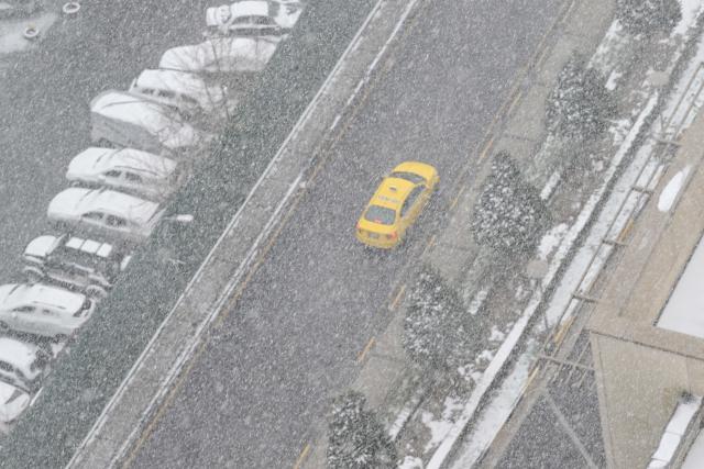(260101) -- ISTANBUL, Jan. 1, 2026 (Xinhua) -- This photo taken on Jan. 1, 2026 shows the view of a street in snow in Istanbul, Türkiye. (Xinhua/Liu Lei)