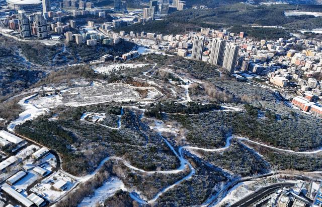 (260101) -- ISTANBUL, Jan. 1, 2026 (Xinhua) -- An aerial drone photo taken on Jan. 1, 2026 shows the view after a snowfall in Istanbul, Türkiye. (Xinhua/Liu Lei)