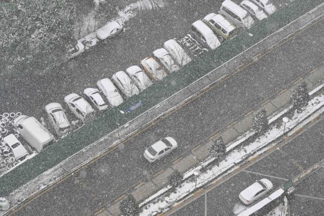 (260101) -- ISTANBUL, Jan. 1, 2026 (Xinhua) -- This photo taken on Jan. 1, 2026 shows the view of a street in snow in Istanbul, Türkiye. (Xinhua/Liu Lei)