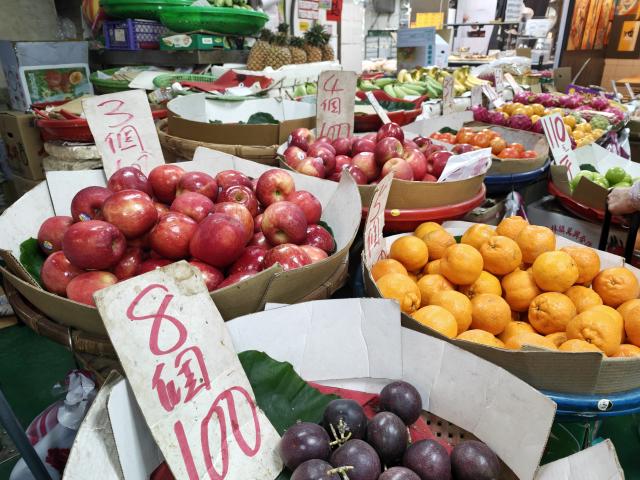 (260101) -- TAIPEI, Jan. 1, 2026 (Xinhua) -- This photo taken on Dec. 30, 2025 shows fruits for sale at a market in Taipei, southeast China's Taiwan. TO GO WITH "News Analysis: Behind Taiwan's AI-driven economic boom, ordinary people see little gain" (Xinhua/Wang Chenghao)