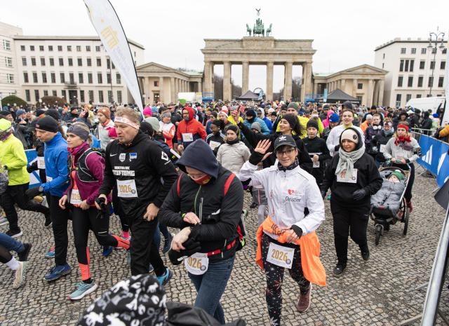 (260101) -- BERLIN, Jan. 1, 2026 (Xinhua) -- People take part in the New Year's Run in Berlin, Germany, Jan. 1, 2026. (Xinhua/Zhang Haofu)