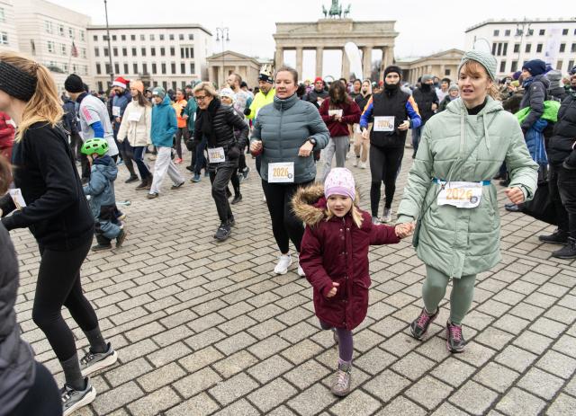 (260101) -- BERLIN, Jan. 1, 2026 (Xinhua) -- People take part in the New Year's Run in Berlin, Germany, Jan. 1, 2026. (Xinhua/Zhang Haofu)