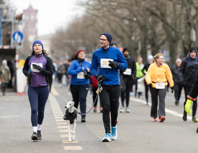 (260101) -- BERLIN, Jan. 1, 2026 (Xinhua) -- People take part in the New Year's Run in Berlin, Germany, Jan. 1, 2026. (Xinhua/Zhang Haofu)