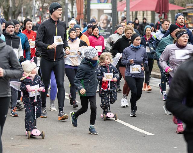(260101) -- BERLIN, Jan. 1, 2026 (Xinhua) -- People take part in the New Year's Run in Berlin, Germany, Jan. 1, 2026. (Xinhua/Zhang Haofu)