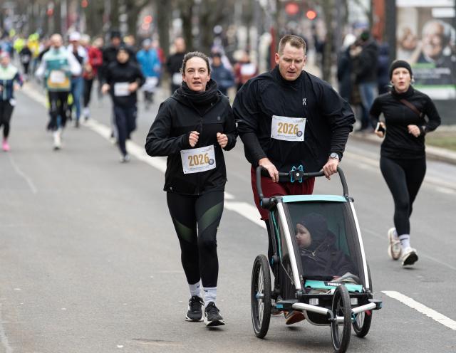 (260101) -- BERLIN, Jan. 1, 2026 (Xinhua) -- People take part in the New Year's Run in Berlin, Germany, Jan. 1, 2026. (Xinhua/Zhang Haofu)