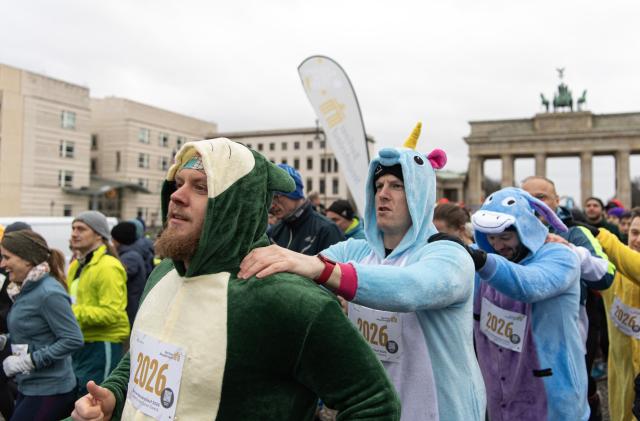(260101) -- BERLIN, Jan. 1, 2026 (Xinhua) -- People take part in the New Year's Run in Berlin, Germany, Jan. 1, 2026. (Xinhua/Zhang Haofu)