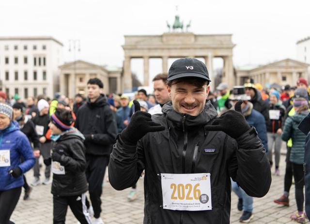 (260101) -- BERLIN, Jan. 1, 2026 (Xinhua) -- People take part in the New Year's Run in Berlin, Germany, Jan. 1, 2026. (Xinhua/Zhang Haofu)
