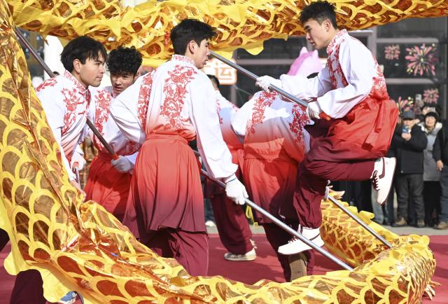 (260101) -- URUMQI, Jan. 1, 2026 (Xinhua) -- A dragon dance is staged at the Xinjiang International Grand Bazaar in Urumqi, northwest China's Xinjiang Uygur Autonomous Region, Jan. 1, 2026. A festive event drew crowds to the Xinjiang International Grand Bazaar on Thursday as people gathered to ring in the New Year. (Photo by Xu Rui/Xinhua)