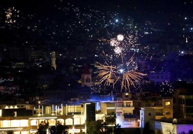 (260101) -- DAMASCUS, Jan. 1, 2026 (Xinhua) -- Fireworks light up the New Year evening sky in Damascus, Syria, Jan. 1, 2026. (Photo by Ammar Safarjalani/Xinhua)