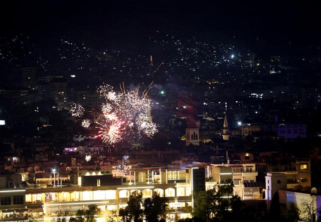 (260101) -- DAMASCUS, Jan. 1, 2026 (Xinhua) -- Fireworks light up the New Year evening sky in Damascus, Syria, Jan. 1, 2026. (Photo by Ammar Safarjalani/Xinhua)