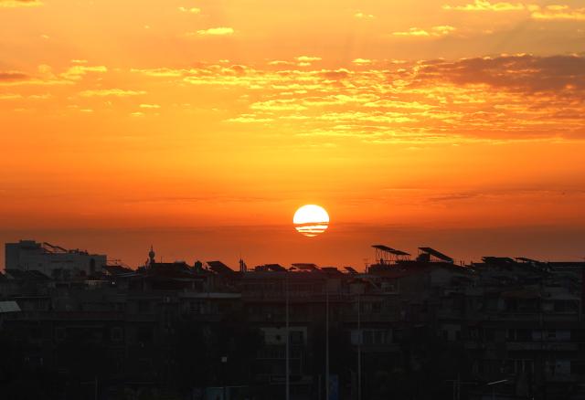 (260101) -- DAMASCUS, Jan. 1, 2026 (Xinhua) -- The first sunrise of 2026 is observed in Damascus, Syria, Jan. 1, 2026. (Photo by Ammar Safarjalani/Xinhua)