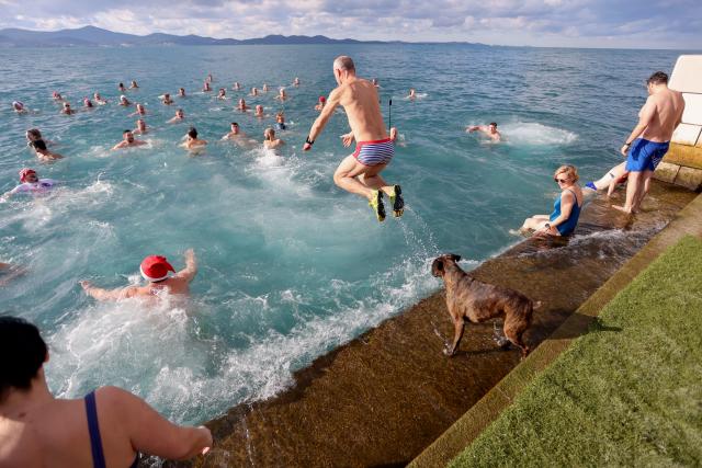 (260101) -- ZADAR, Jan. 1, 2026 (Xinhua) -- People swim in the Adriatic Sea as a tradition to greet the New Year in Zadar, Croatia on Jan. 1, 2026. (Sime Zelic/PIXSELL via Xinhua)