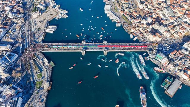 (260101) -- ISTANBUL, Jan. 1, 2026 (Xinhua) -- An aerial drone photo taken on Jan. 1, 2026 shows people gathering on the Galata Bridge to show solidarity with Palestine in Istanbul, Türkiye. More than half a million people rallied in Türkiye's largest city Istanbul on New Year's Day to show solidarity with Gaza.
TO GO WITH "Mass rally in Istanbul on New Year's Day shows solidarity with Gaza" (Xinhua/Liu Lei)