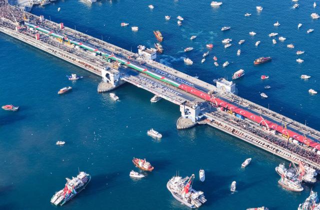 (260101) -- ISTANBUL, Jan. 1, 2026 (Xinhua) -- An aerial drone photo taken on Jan. 1, 2026 shows people gathering on the Galata Bridge to show solidarity with Palestine in Istanbul, Türkiye. More than half a million people rallied in Türkiye's largest city Istanbul on New Year's Day to show solidarity with Gaza.
TO GO WITH "Mass rally in Istanbul on New Year's Day shows solidarity with Gaza" (Xinhua/Liu Lei)