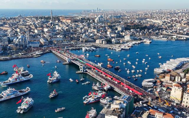 (260101) -- ISTANBUL, Jan. 1, 2026 (Xinhua) -- An aerial drone photo taken on Jan. 1, 2026 shows people gathering on the Galata Bridge to show solidarity with Palestine in Istanbul, Türkiye. More than half a million people rallied in Türkiye's largest city Istanbul on New Year's Day to show solidarity with Gaza.
TO GO WITH "Mass rally in Istanbul on New Year's Day shows solidarity with Gaza" (Xinhua/Liu Lei)