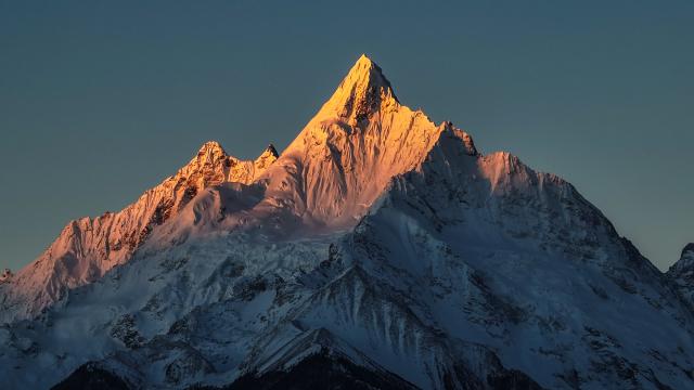 (260101) -- BEIJING, Jan. 1, 2026 (Xinhua) -- This photo taken on Jan. 1, 2026 shows sunlight shining on the Meili Snow Mountain in Deqen County, southwest China's Yunnan Province. People across China welcome the arrival of 2026 at sunrise. (Photo by Li Chunlei/Xinhua)
