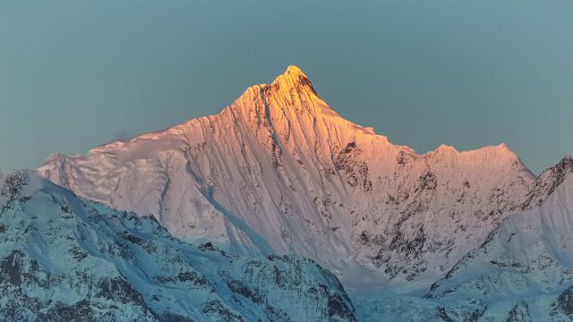 (260101) -- BEIJING, Jan. 1, 2026 (Xinhua) -- This photo taken on Jan. 1, 2026 shows sunlight shining on the Meili Snow Mountain in Deqen County, southwest China's Yunnan Province. People across China welcome the arrival of 2026 at sunrise. (Photo by Li Chunlei/Xinhua)
