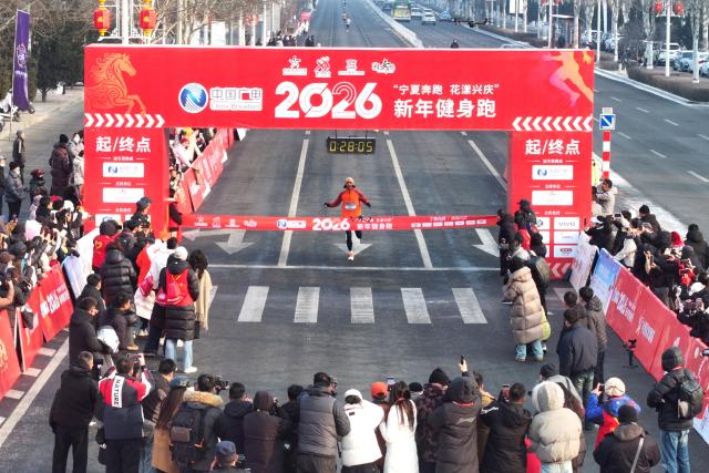 (260101) -- BEIJING, Jan. 1, 2026 (Xinhua) -- People take part in the New Year's Run in Yinchuan, northwest China's Ningxia Hui Autonomous Region, Jan. 1, 2026. People across China celebrate the arrival of 2026 with a wide range of festivities on Thursday, the first day of the year. (Photo by Yuan Hongyan/Xinhua)