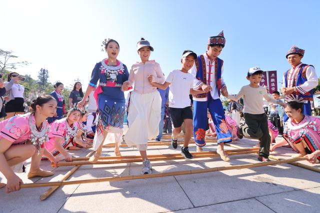 (260101) -- BEIJING, Jan. 1, 2026 (Xinhua) -- Tourists experience bamboo pole dance at a scenic area in Sanya, south China's Hainan Province, Jan. 1, 2026. People across China celebrate the arrival of 2026 with a wide range of festivities on Thursday, the first day of the year. (Photo by Chen Wenwu/Xinhua)