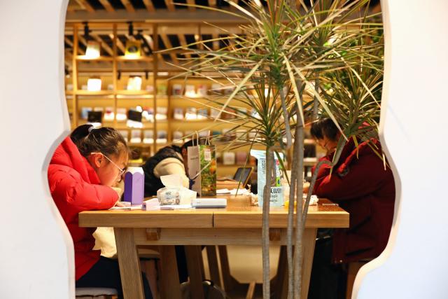 (260101) -- BEIJING, Jan. 1, 2026 (Xinhua) -- Citizens read at a library in Hai'an City, east China's Jiangsu Province, Jan. 1, 2026. People across China celebrate the arrival of 2026 with a wide range of festivities on Thursday, the first day of the year. (Photo by Gu Binbin/Xinhua)