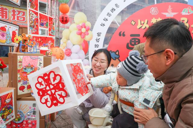 (260101) -- BEIJING, Jan. 1, 2026 (Xinhua) -- People visit an art exhibition in Jianning County, Sanming City, southeast China's Fujian Province, Jan. 1, 2026. People across China celebrate the arrival of 2026 with a wide range of festivities on Thursday, the first day of the year. (Photo by Chen Zhen/Xinhua)