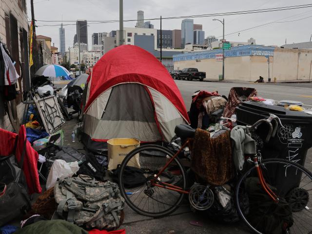(260101) -- LOS ANGELES, Jan. 1, 2026 (Xinhua) -- Photo taken on Dec. 31, 2025 shows tents of the homeless on the sidewalk of the street in downtown Los Angeles, California, the United States. (Photo by Qiu Chen/Xinhua)