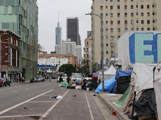 (260101) -- LOS ANGELES, Jan. 1, 2026 (Xinhua) -- Photo taken on Dec. 31, 2025 shows tents of the homeless on the sidewalk of the street in downtown Los Angeles, California, the United States. (Photo by Qiu Chen/Xinhua)