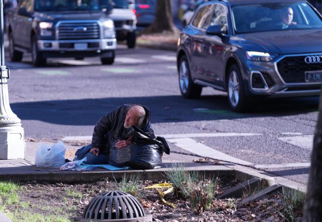(260101) -- PORTLAND, Jan. 1, 2026 (Xinhua) -- A homeless man lies on the sidewalk in Portland, Oregon, the United States, Dec. 30, 2025. (Str/Xinhua)