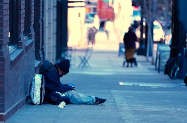 (260101) -- PORTLAND, Jan. 1, 2026 (Xinhua) -- A homeless man sits on the sidewalk in Portland, Oregon, the United States, Dec. 30, 2025. (Str/Xinhua)