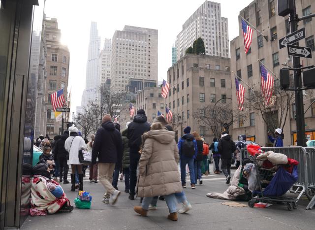 (260101) -- NEW YORK, Jan. 1, 2026 (Xinhua) -- Homeless people sit on the sidewalk in New York, the United States, Dec. 31, 2025. (Xinhua/Zhang Fengguo)