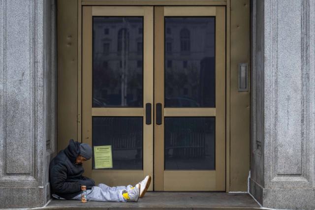 (260101) -- SAN FRANCISCO, Jan. 1, 2026 (Xinhua) -- A homeless man sits on the street in San Francisco, the United States, Dec. 31, 2025. (Photo by Zhu Ziyu/Xinhua)