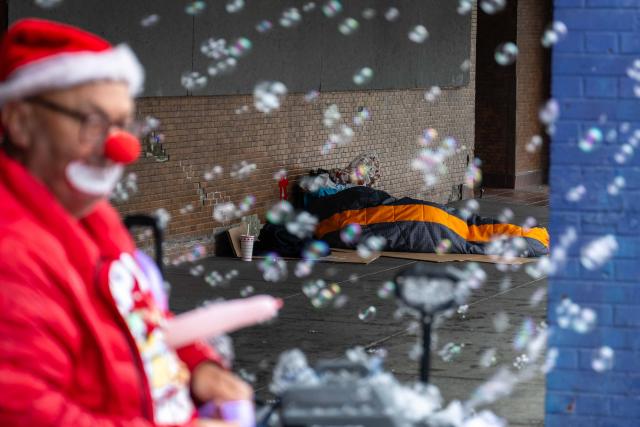 (260101) -- SAN FRANCISCO, Jan. 1, 2026 (Xinhua) -- A homeless man lies on the street in San Francisco, the United States, Dec. 31, 2025. (Photo by Zhu Ziyu/Xinhua)