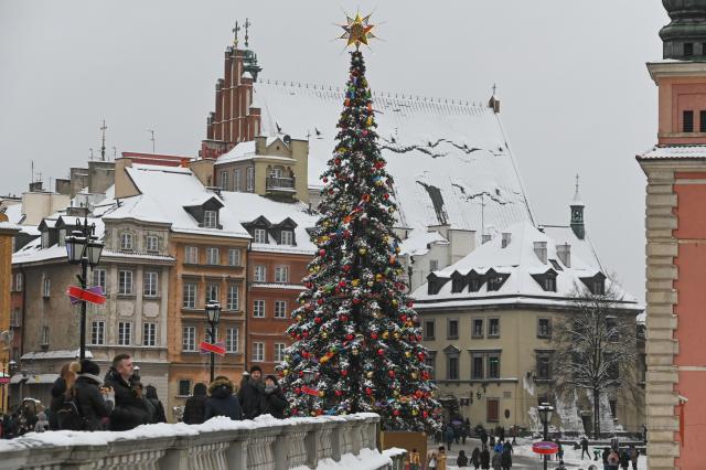 (260101) -- WARSAW, Jan. 1, 2026 (Xinhua) -- This photo taken on Jan. 1, 2026 shows a view of the Warsaw Old Town in Warsaw, Poland after a heavy snowfall. (Photo by Aleksy Witwicki/Xinhua)
