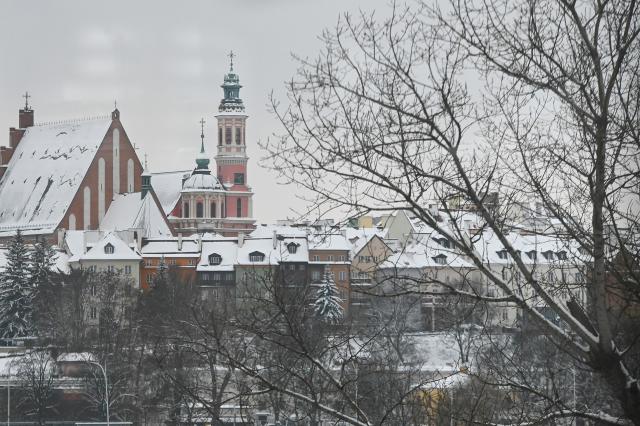 (260101) -- WARSAW, Jan. 1, 2026 (Xinhua) -- This photo taken on Jan. 1, 2026 shows a view of the Warsaw Old Town in Warsaw, Poland after a heavy snowfall. (Photo by Aleksy Witwicki/Xinhua)